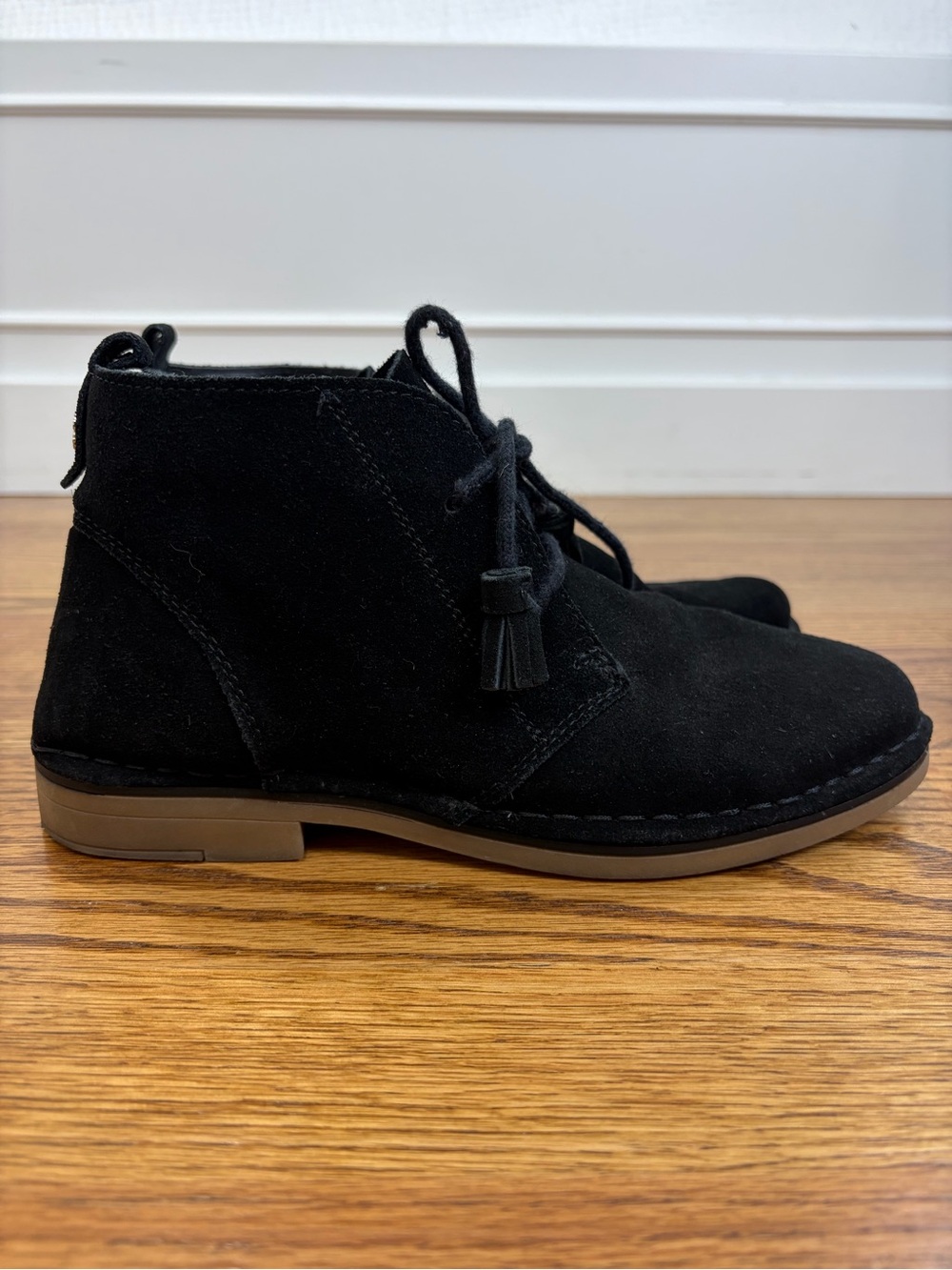 Tommy Bahama Evert Black Suede Lace Up Chukka Tassel Boot (8)